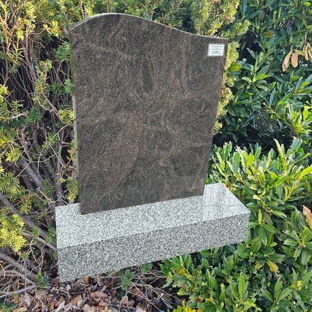 Grabstein aus Himalaya Granit und Sockel in Tarn Granit € 1985,--