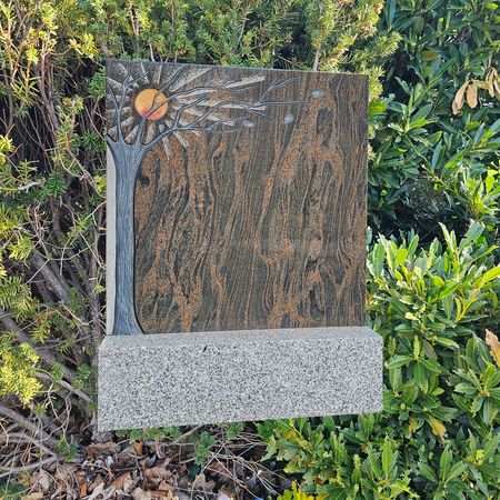 Grabstein in Hallandia mit Baum