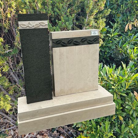 Grabstein und Sockel in Ocean Beige linke Stele in Diabas € 5376,--mit