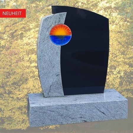 Denkmal Schwarzer Granit mit Sockel und seitlichem Teil in Viscount White Granit. Sofort lieferbar! €4.345,–