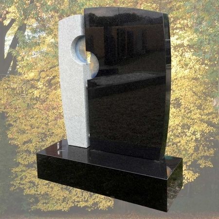 Denkmal in Canadian Black Granit mit Viscount White Granit und Ornament Glas, 20/0006. Sofort lieferbar! €4.435,–