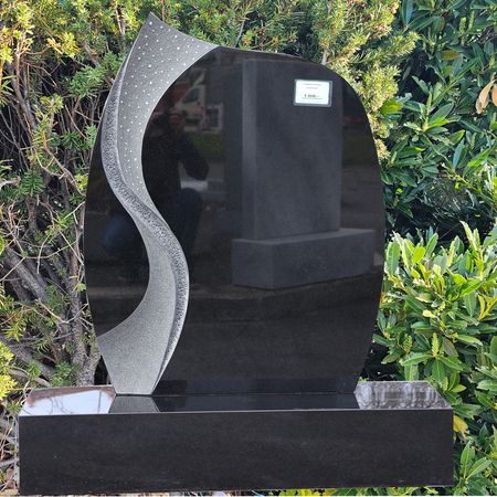 Grabstein mit seitlichen Ornament und Sockel in SSK Granit, sofort Lieferbar € 4040,--