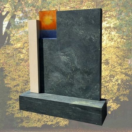 Denkmal in Pannonia Grün mit Cobalt Quarzstein Stele, 20/0007. Preis auf Anfrage.