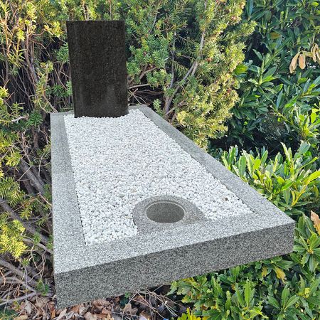 Einfassung in Tarn Granit mit Blumenbehälter und geschwungenen Grabstein, € 3900,--
