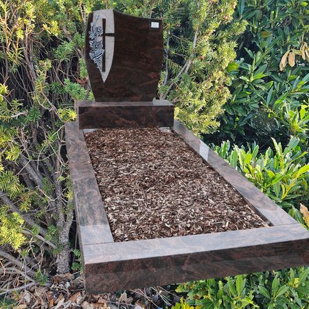 Grabanlage aus Aurora Granit mit Kreuz Ornament, sofort Lieferbar € 6526,--