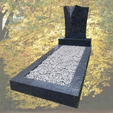 Grabanlage in Labrador Hell Granit, Ornament mit Strasssteinen. Preis auf Anfrage.