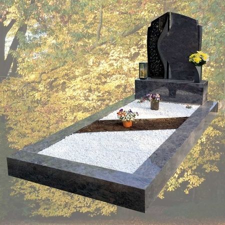 Grabanlage in Orion Blue- und Premium Black Granit, inkl. Laterne, Vase und Marmorkies. Preis auf Anfrage.