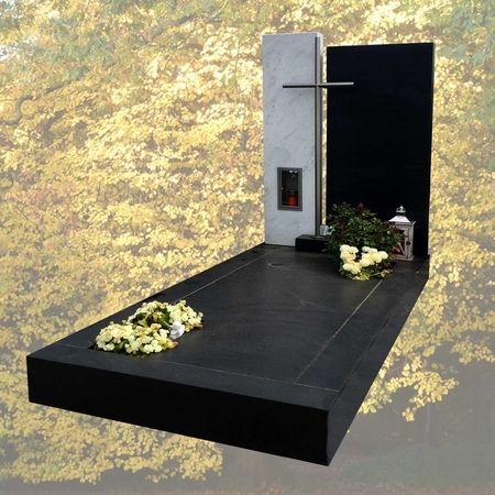 Grabanlage in Premium Black Granit mit Marble White Stele. Preis auf Anfrage.