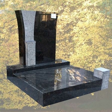 Urnengrabanlage in Tan Brown Granit mit Deckplatte. Preis auf Anfrage.