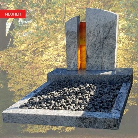 Urnengrabanlage in Viscount White Granit mit Glasornament. Preis auf Anfrage
