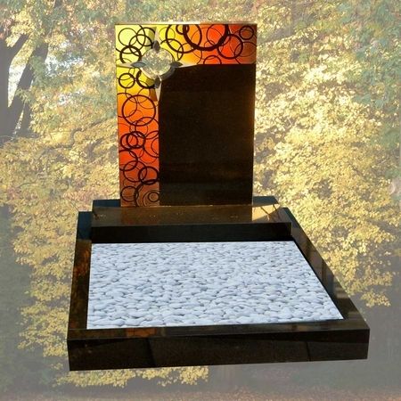 Urnengrab mit Einfassung in SSK schwarzem Granit. € 3.300,–