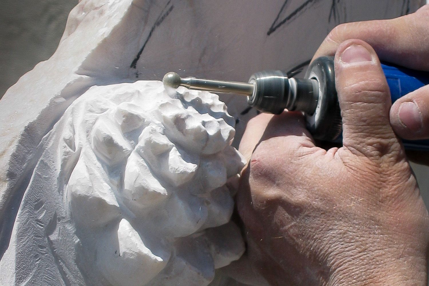 Stein wird mit Handfräse modelliert